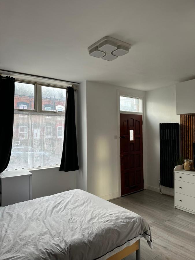 Modern En Suite Bedroom Close To City Centre Leeds  Exterior foto